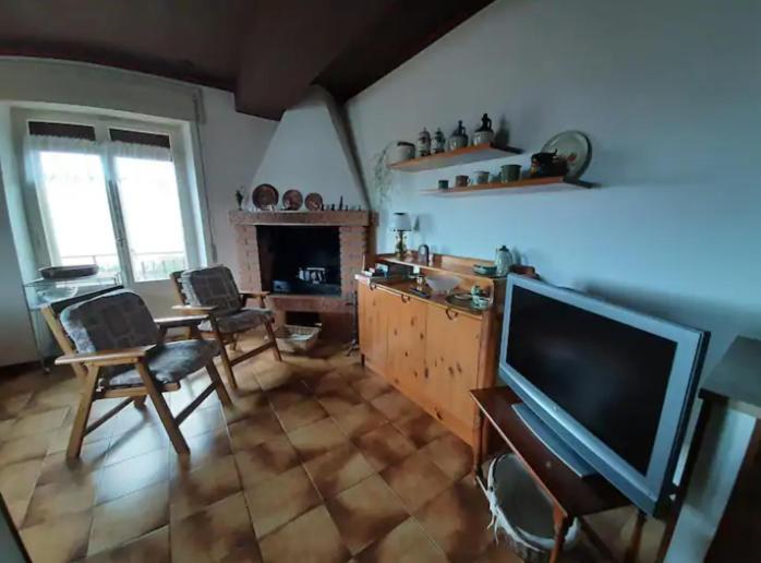 Warm, Nice & Amazing Lake-View Apartment Сан-Дзено-ди-Монтанья Экстерьер фото